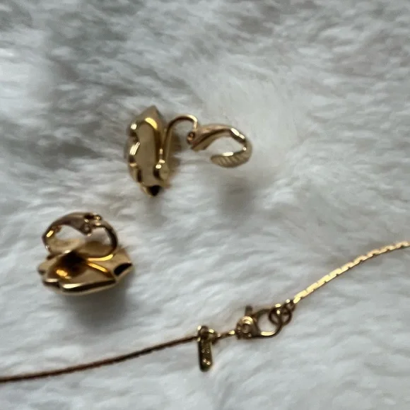 Vintage Monet Clam Gold plate Set necklace and Earrings Clip Ons - Picture 5 of 6